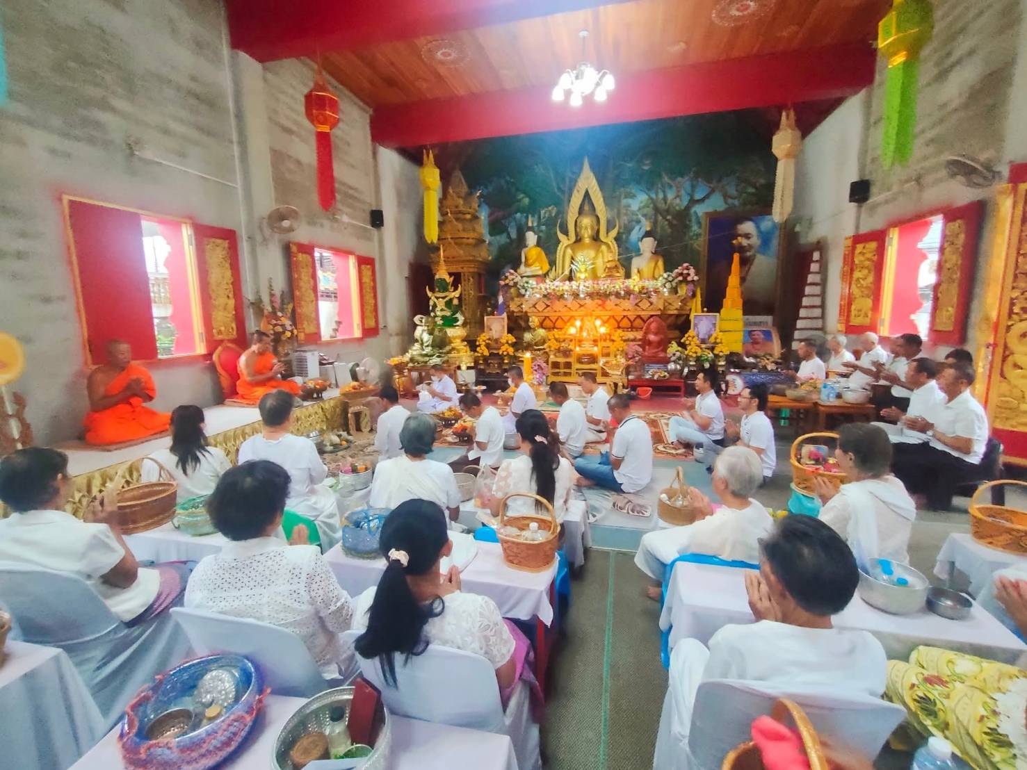 พุทธศาสนิกชนตำบลพระพุทธบาท ร่วมทำบุญตักบาตรเนื่องในวันพระ ขึ้น 8 ค่ำ เดือน 11